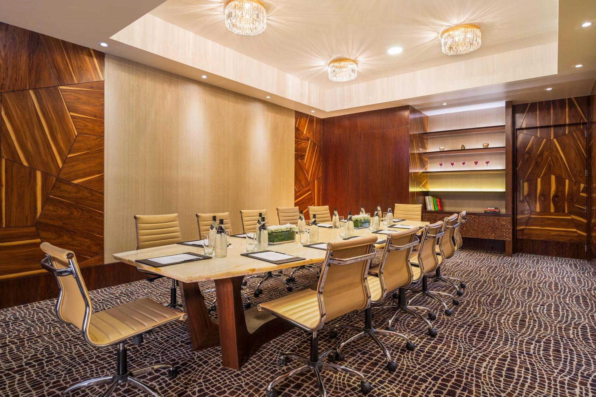 Отель The St. Regis Мумбаи Экстерьер фото Meeting room at the hotel