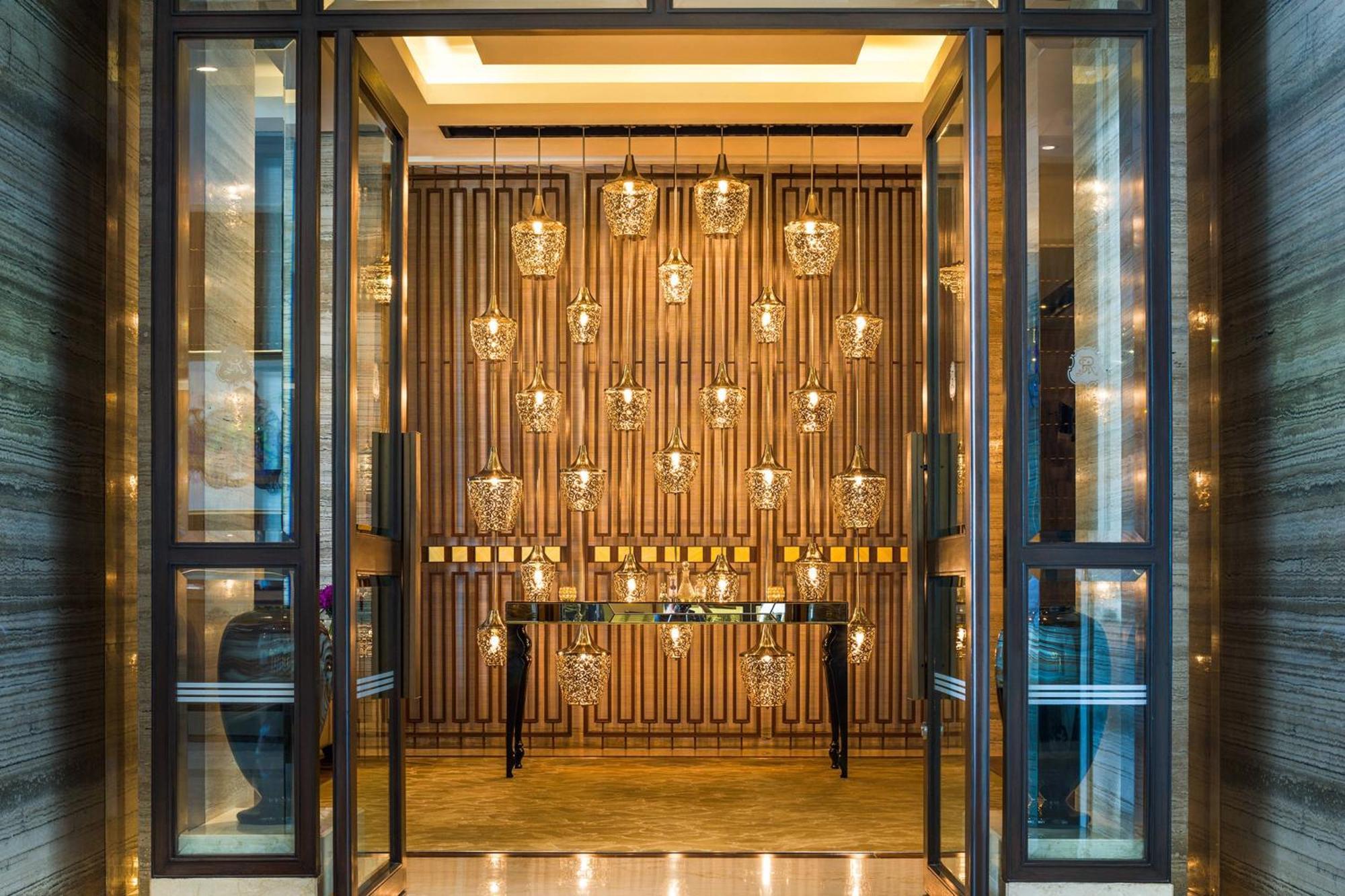 Отель The St. Regis Мумбаи Экстерьер фото Entrance to the hotel
