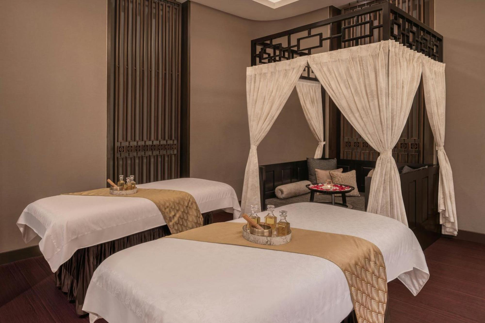 Отель The St. Regis Мумбаи Экстерьер фото A spa treatment room at the Royal Spa