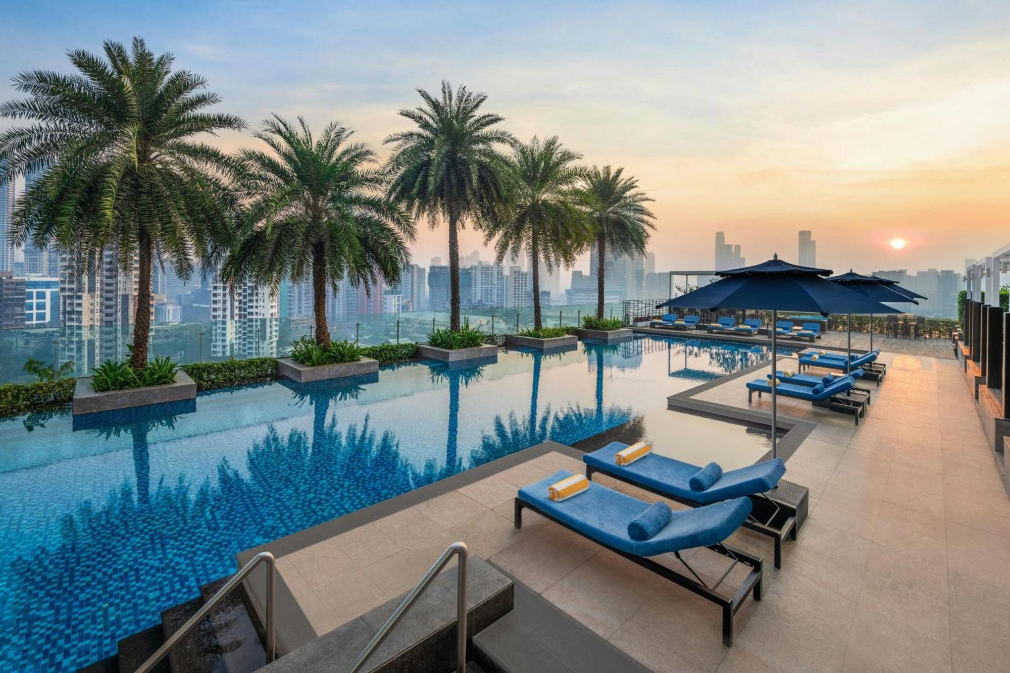 Отель The St. Regis Мумбаи Экстерьер фото The swimming pool at the hotel