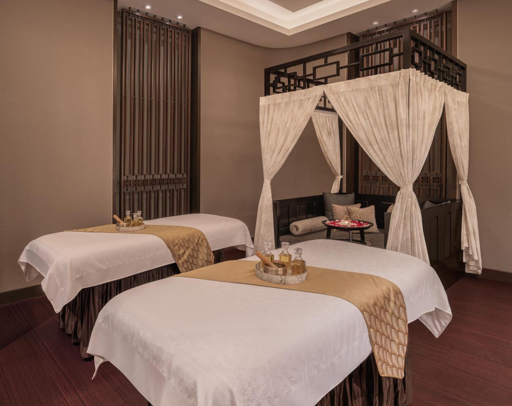 Отель The St. Regis Мумбаи Экстерьер фото A spa treatment room at the Royal Spa