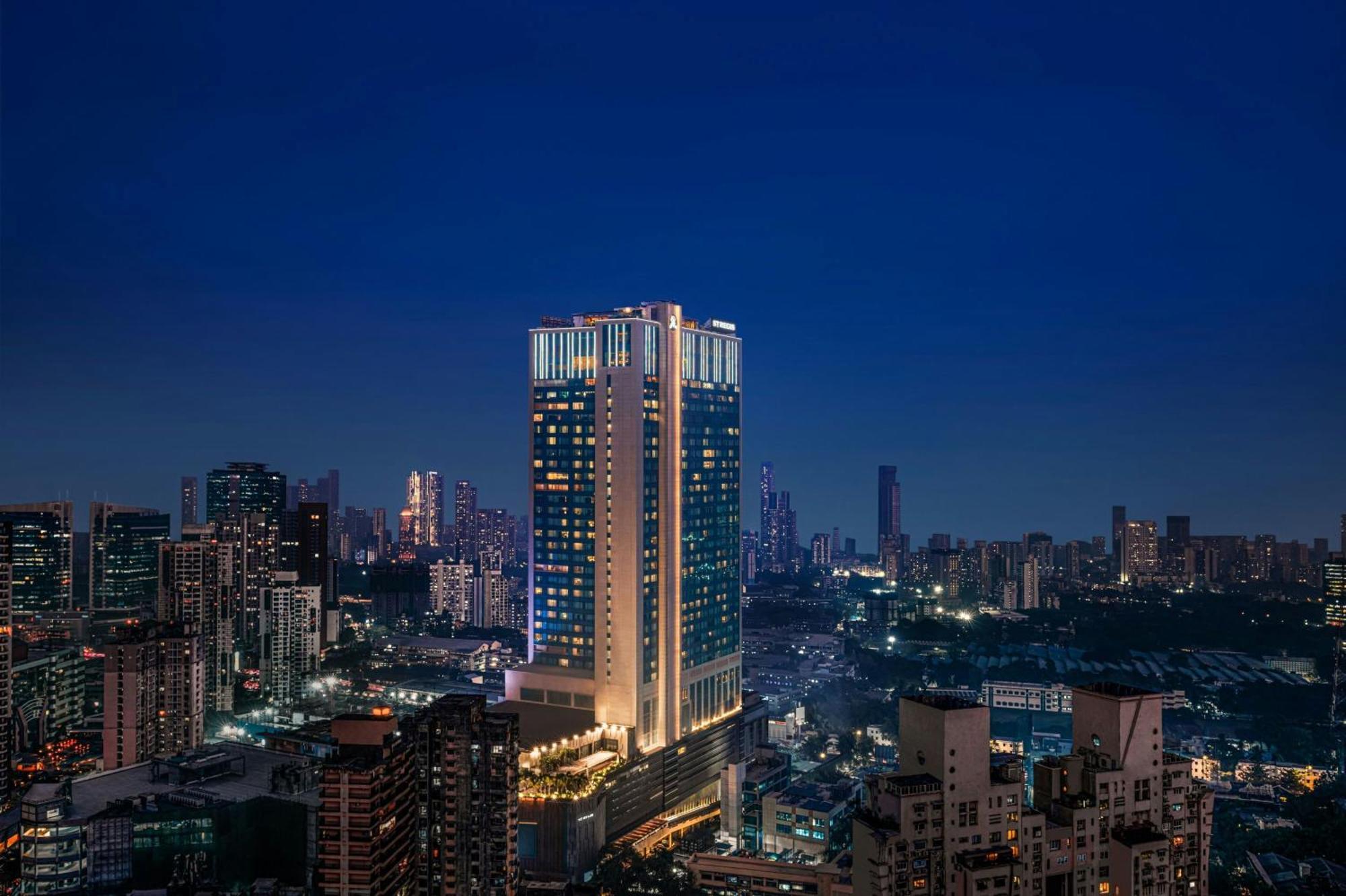 Отель The St. Regis Мумбаи Экстерьер фото The hotel at night