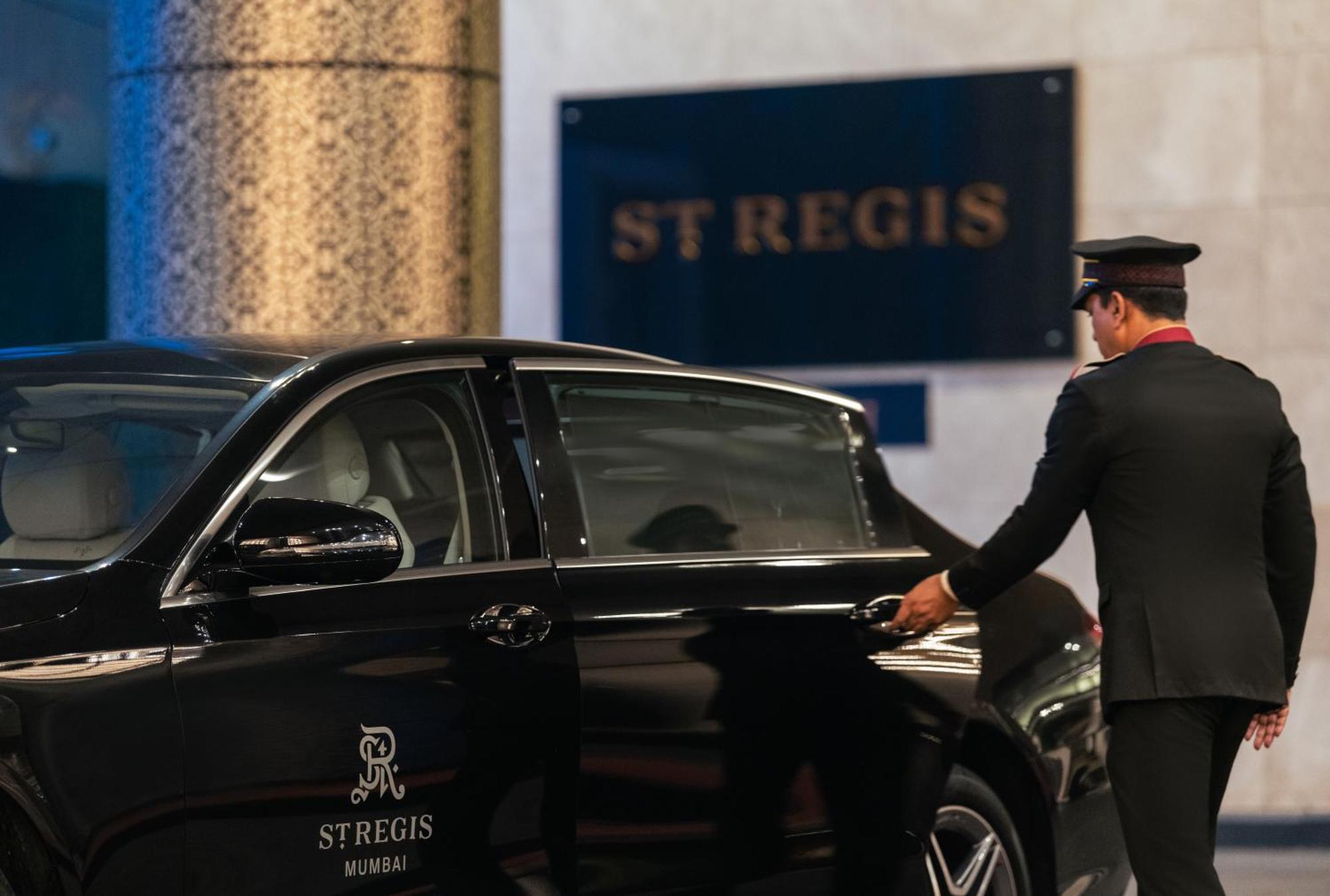 Отель The St. Regis Мумбаи Экстерьер фото A chauffeur opening the door of a car